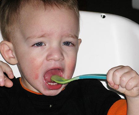 Прикорм яйцо. Ребенку 2 года ест смесь. Ребенок кушает. Сметана для детей. Ребенок ест пюрешку.