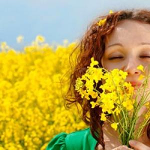 Mirosind flori într-un vis De ce visezi la mirosul florilor?