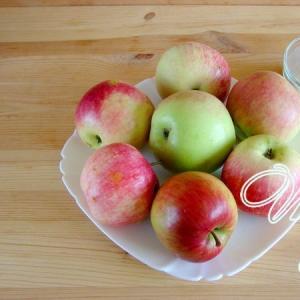 التفاح في الشراب: وصفات بسيطة ولذيذة للفواكه المعلبة التفاح الكامل في الشراب لوصفات الشتاء